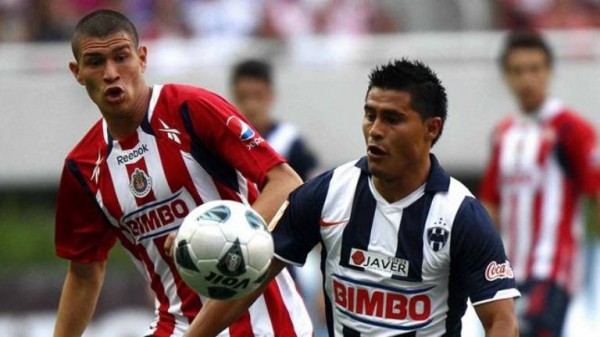 Chivas Rayados Chivas y Rayados con la moneda en el aire
